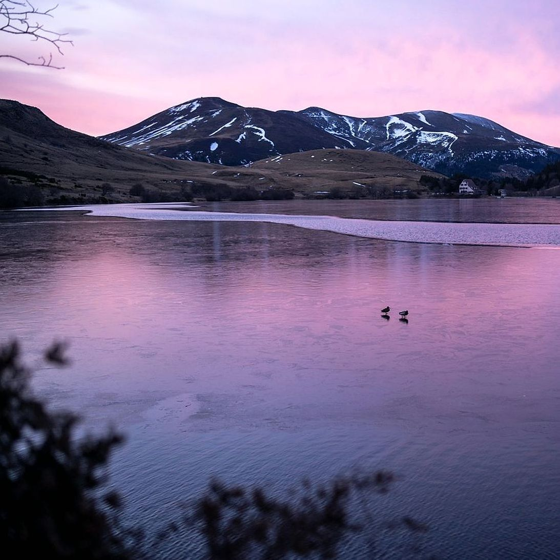 Amanhecer no lago congelado